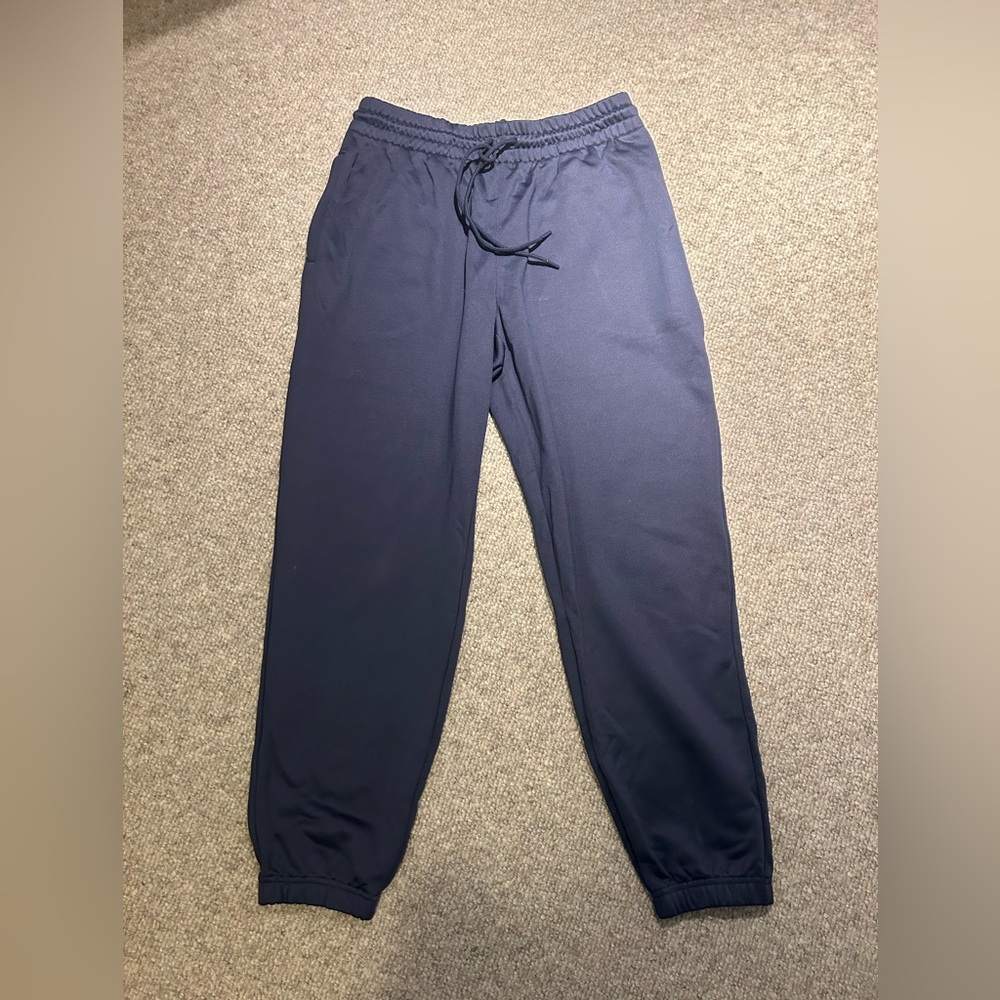 Wilfred Free Jogger size medium with side zipper pockets